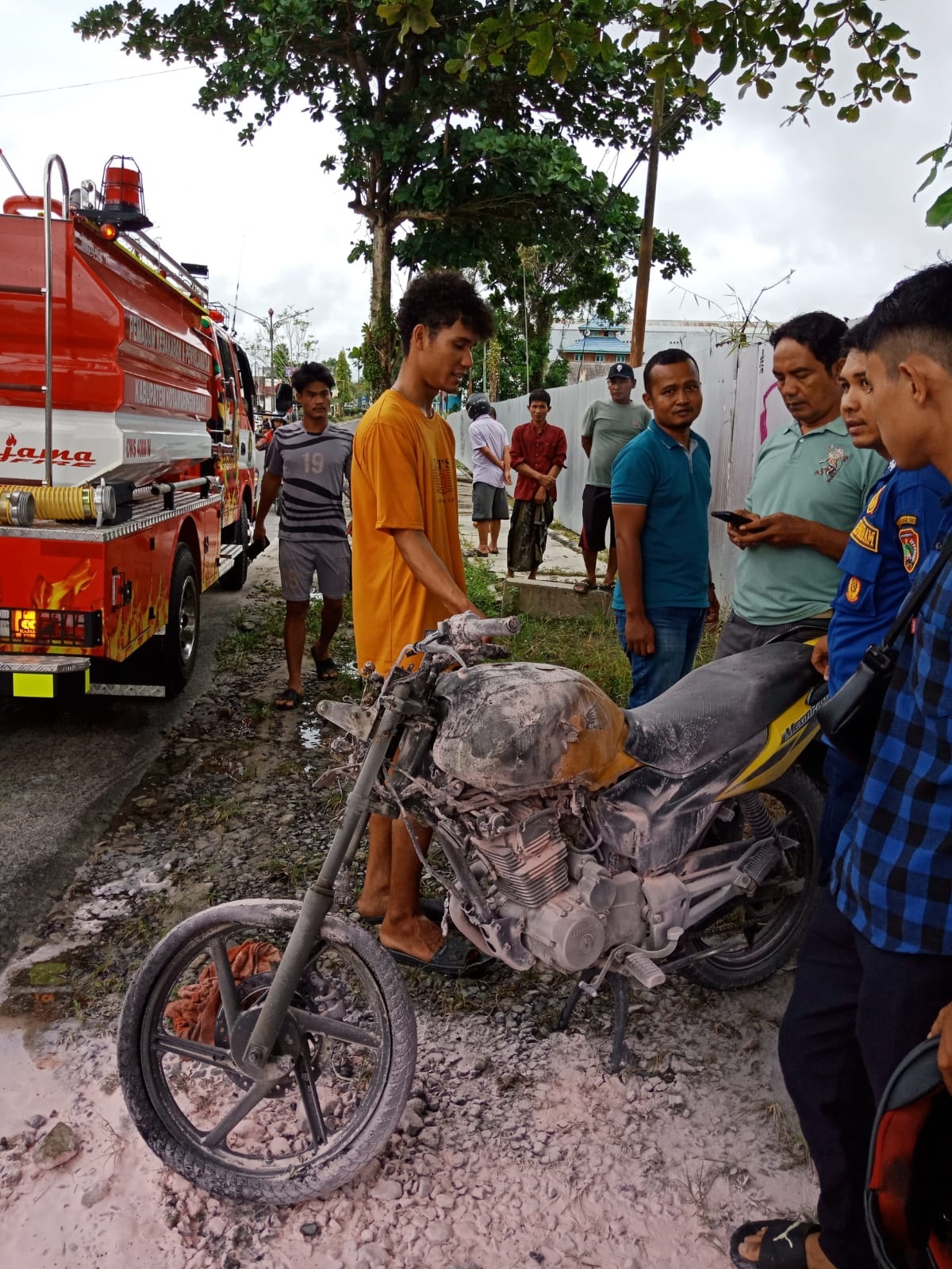 Satu unit kendaraan roda dua terbakar di depan SPBU Jalan Pangeran Diponegoro, Pangkalan Bun, Senin (14/7).