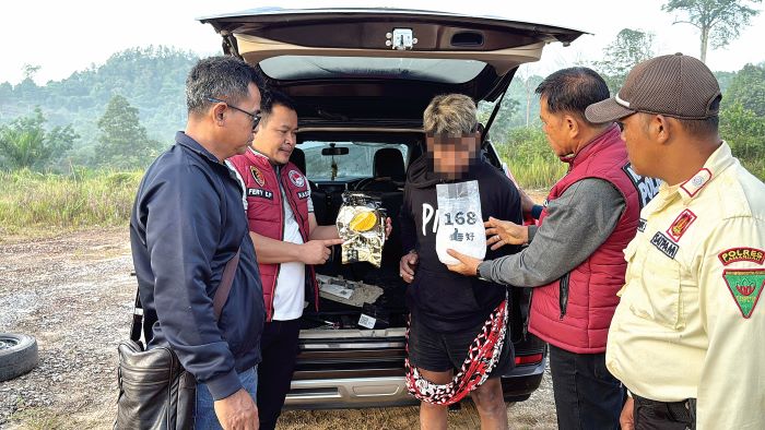 NARKOBA: Pelaku RR bersama barang bukti paket sabu 1 kilogram lebih diamankan di kantor polisi. //FOTO: POLDA KALTENG/RADAR SAMPIT