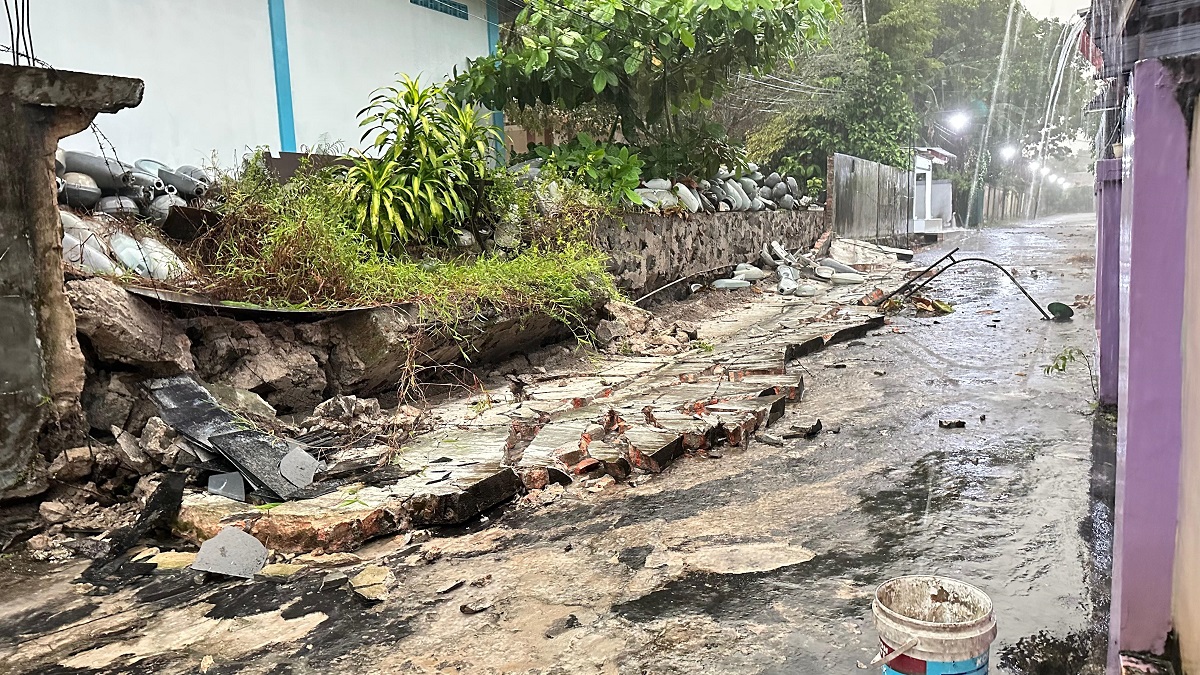 Pagar tembok Dinas Perhubungan Kobar, Jalan HM Rafii, Pangkalan Bun, ambruk akibat hujan deras, Senin (14/7).
