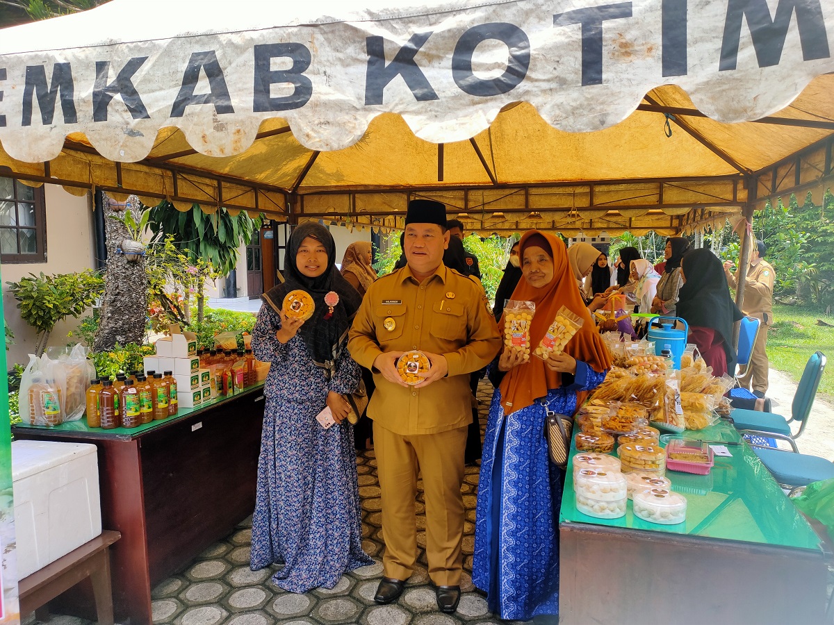 Bupati Kotawaringin Timur Halikinnor bersama pelaku UMKM di wilayah ini.