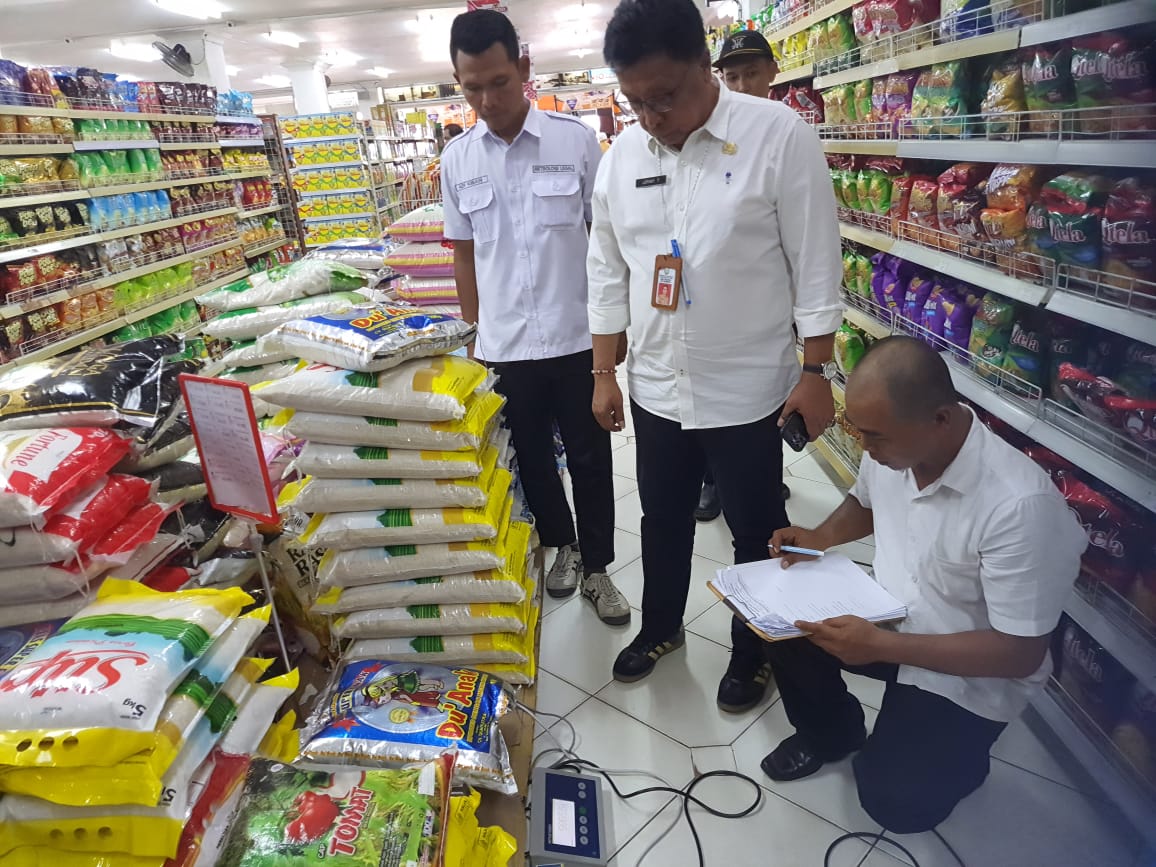 SIDAK : Tim Metrologi Legal dan Tim Pengawas Keamanan Pangan dari Diskoperindag Kotim saat melakukan pemeriksaan sejumlah merek beras di distributor, swalayan dan ritel modern di Kota Sampit.