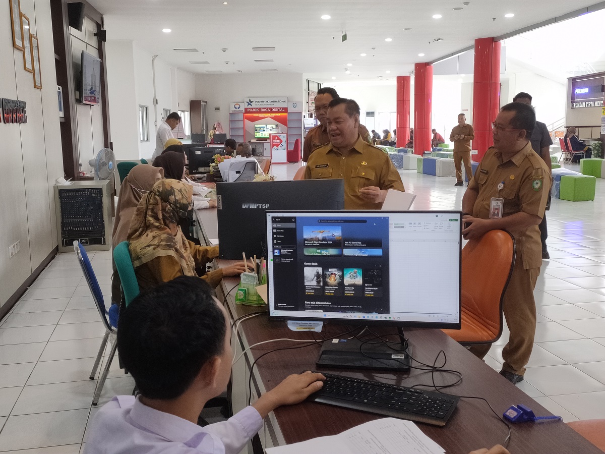 Ilustrasi: Bupati Kotim Halikinnor meninjau pelayanan publik di MPP Habaring Hurung.  