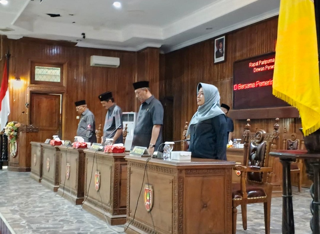 Ketua DPRD Kobar Mulyadin bersama wakil ketua I dan II saat memimpin rapat paripurna baru-baru ini.