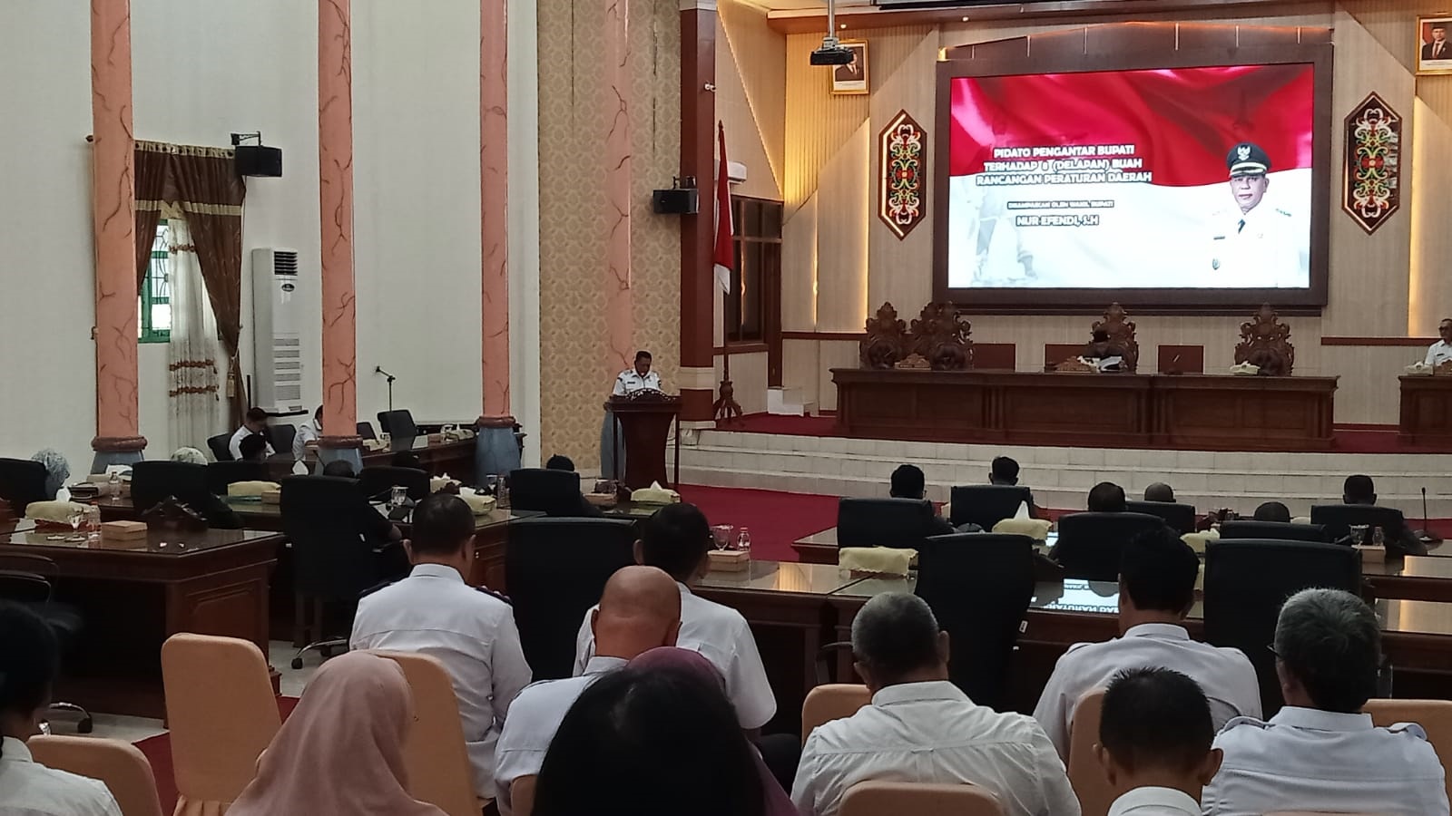 Wakil Bupati Sukamara Nur Efendi saat membacakan penyampaian pidato pengantar bupati  atas 8 buah Raperda.