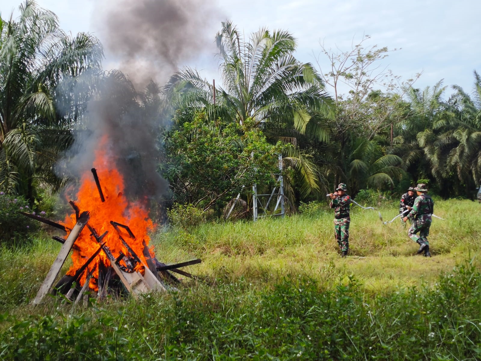 Kegiatan simulasi pemadaman karhutla gabungan BPBD Kotim, PMI, Manggala Agni dan TNI, Rabu (16/7).