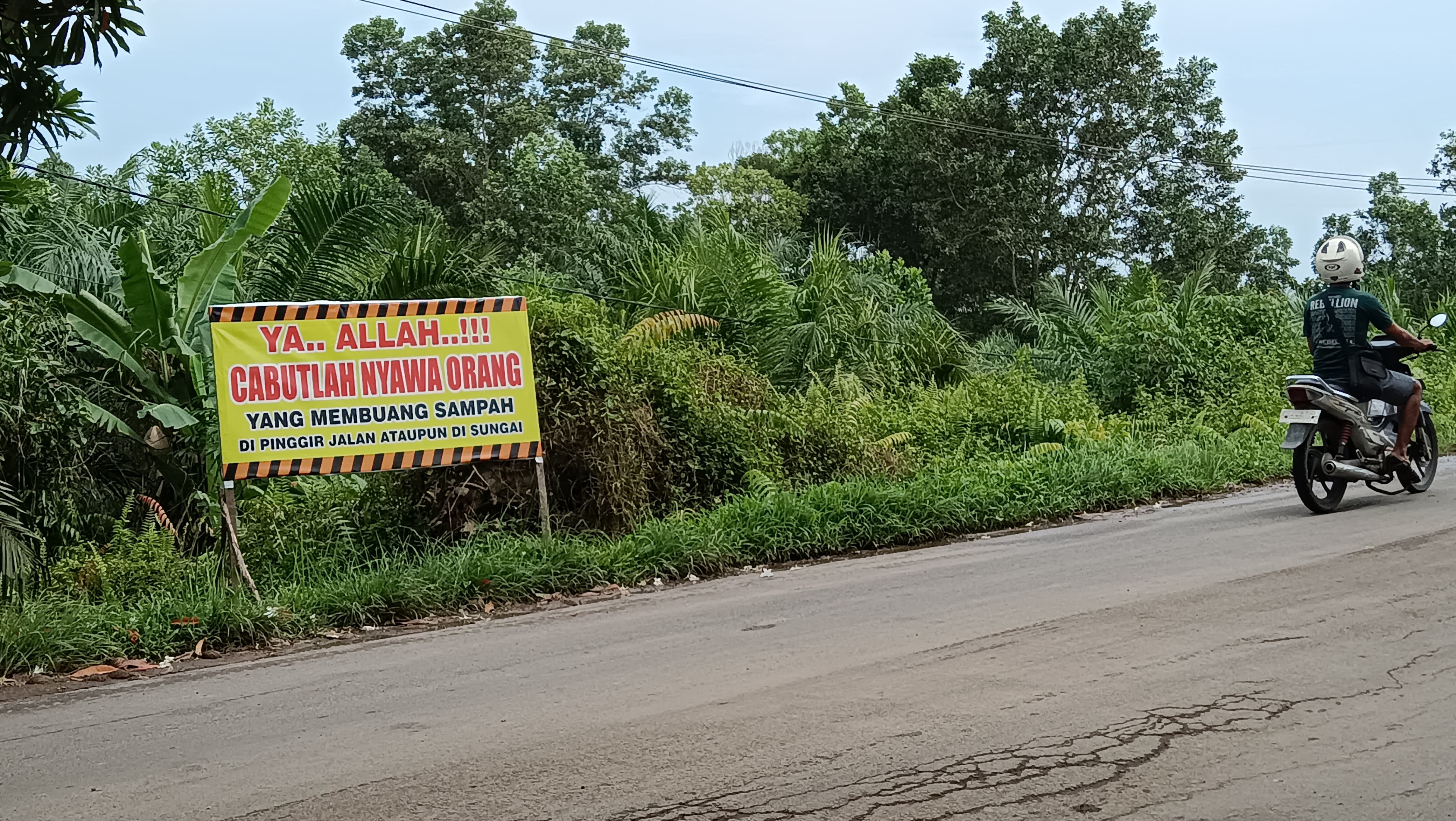 Spanduk berisi doa celaka bagi pembuang sampah di Jalan Kapten Mulyono Sampit. (Usay Nor Rahmad untuk Radar Sampit)