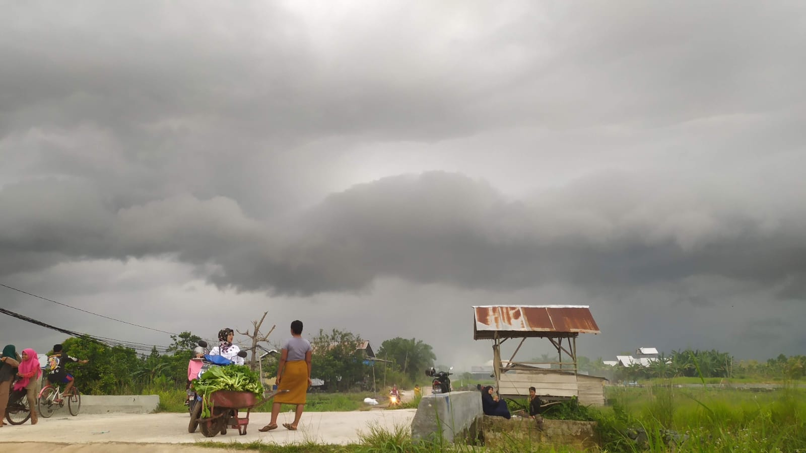 Awan hitam di langit Sampit, Kabupaten Kotawaringin Timur, tanda akan turun hujan disertai angin kencang. (Dok. Usay Nor Rahmad untuk Radar Sampit)