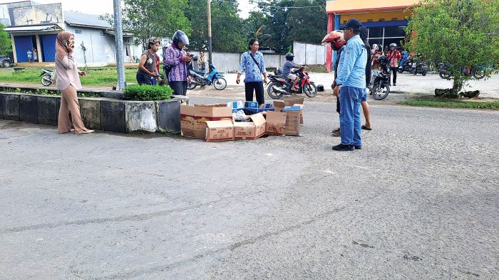 LAKA MAUT : Pelajar korban kecelakaan sebelum dievakuasi dari lokasi kejadian di Jalan Bukit Hibul Timur, Nanga Bulik, Kabupaten Lamandau, Kamis (17/7/2025). // FOTO: WARGA/RADAR SAMPIT