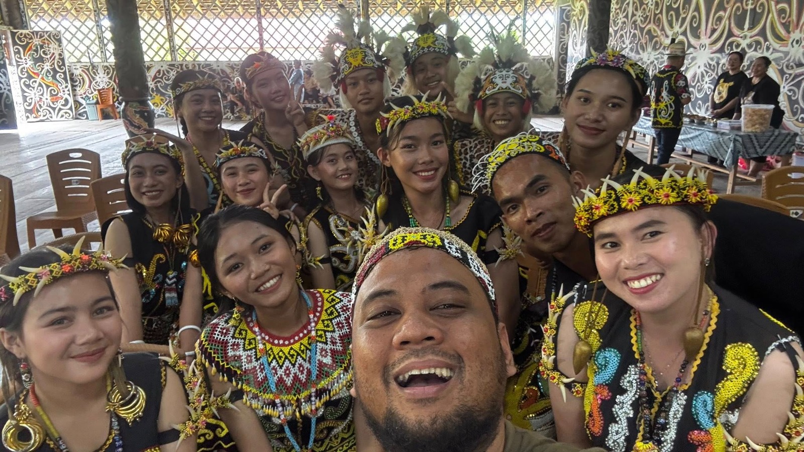 Panji berfoto bersama warga Suku Dayak di Kalimantan. (Facebook Panji Petualang)