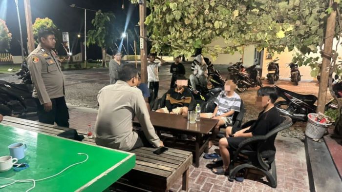 PATROLI MALAM : Petugas Polsek Bukit Batu, Polresta Palangka Raya saat mengingatkan sejumlah pelajar pemilik knalpot brong. //FOTO: POLRESTA PALANGKA RAYA/RADAR SAMPIT