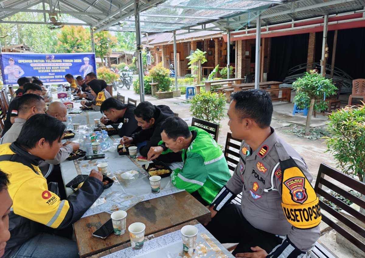 SOSIALISASI: Satlantas Polres Kotim mengajak komunitas motor dan ojek online untuk tertib berlalu lintas.