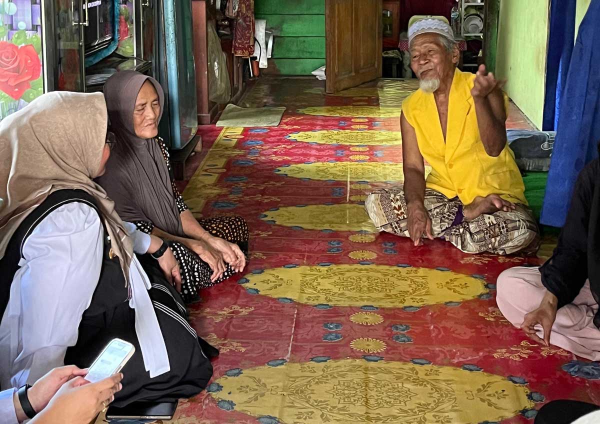 BERKUNJUNG: Wakil Bupati Kotim Irawati bersama pihak terkait mengunjungi anak calon peserta didik Sekolah Rakyat Rintisan, Rabu (16/7).