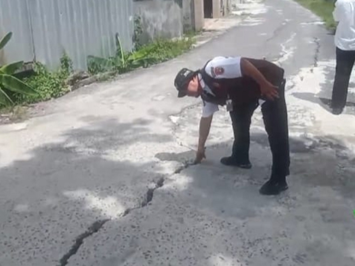 : Petugas mengecek Jalan Ahmad Wongso, Kelurahan Madurejo, Kecamatan Arsel, Kabupaten Kobar, Rabu (16/7/2025).