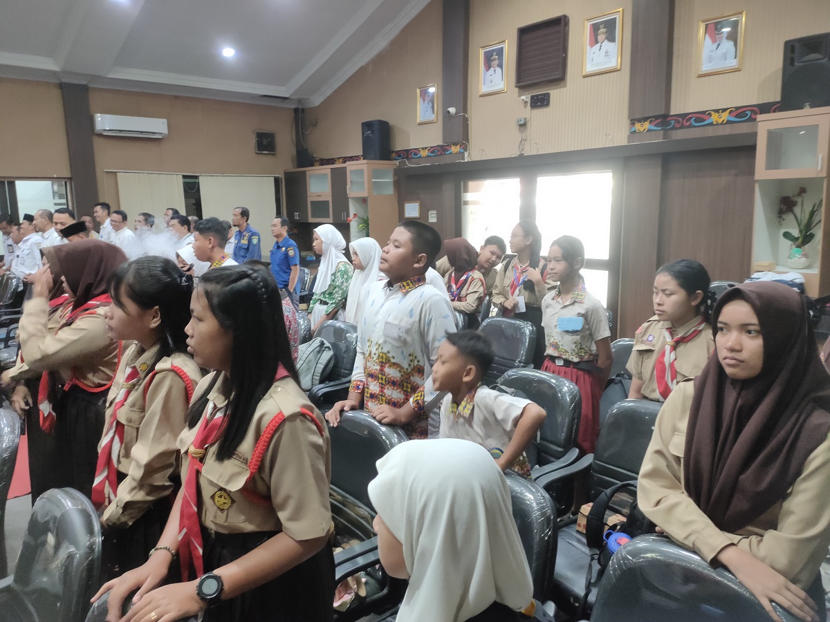 Peserta didik baru SMPN 1 Sampit mengikuti Outing Class dalam rangka MPLS di ruang paripurna DPRD Kotim (16/7).