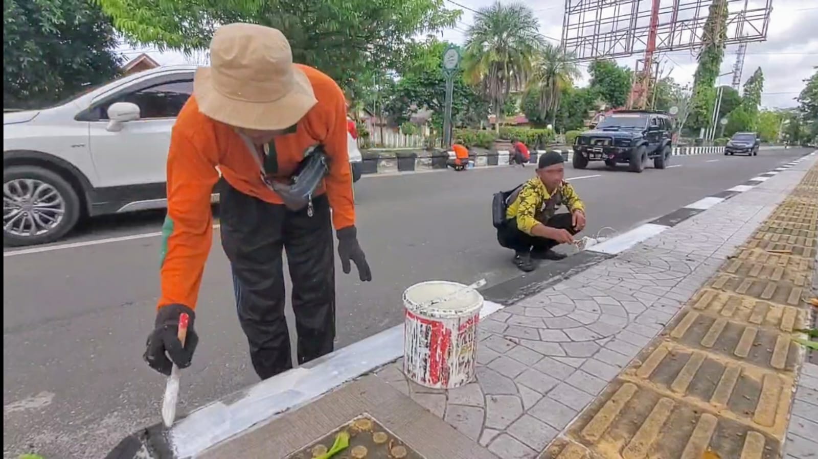 Pengecatan trotoar jalan protokol Sampit menyambut HUT ke-80 Kemerdekaan Indonesia. (Usay Nor Rahmad for Radar Sampit)