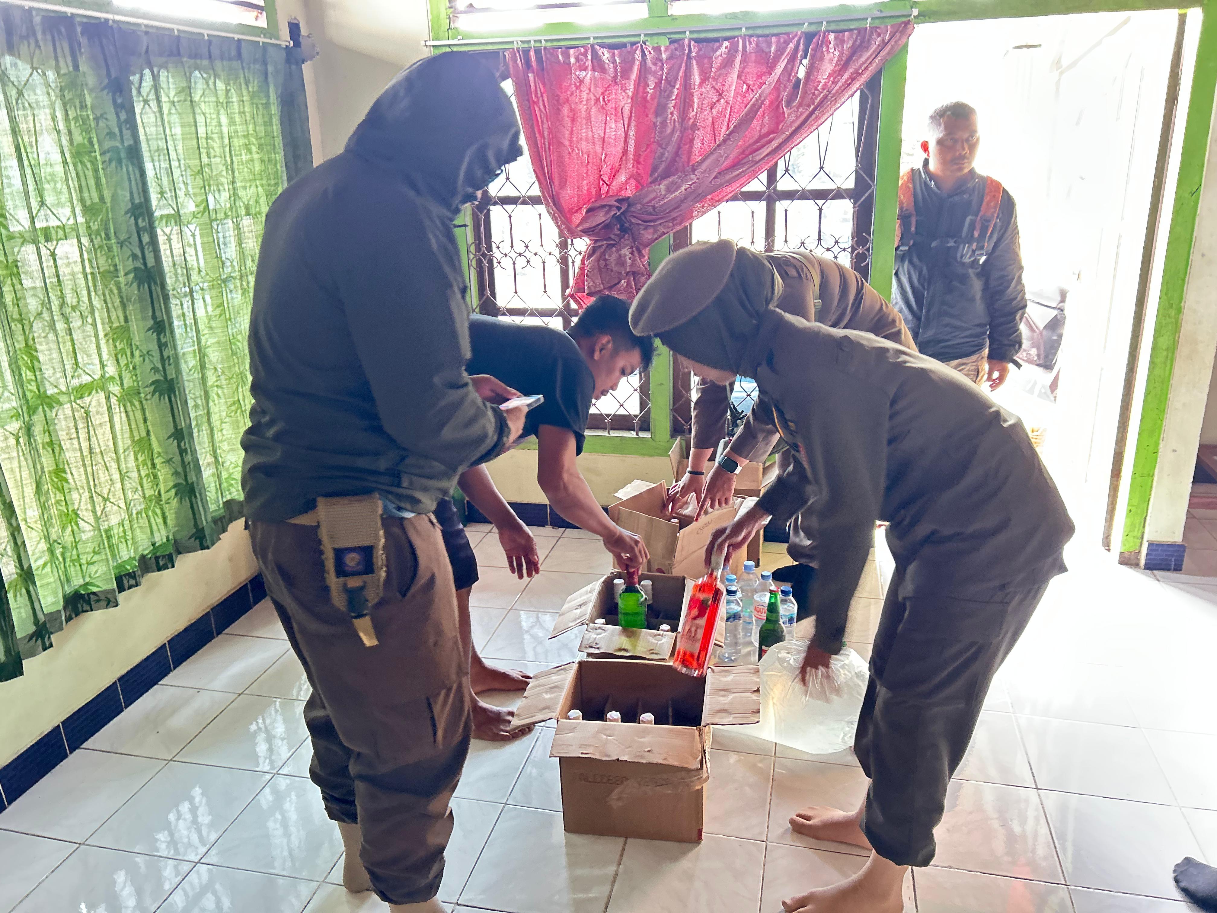 Satuan Polisi Pamong Praja Kotawaringin Barat merazia penjual minuman keras di Desa Pandu Senjaya, Kecamatan Pangkalan Lada, Kamis 17 Juli 2025.