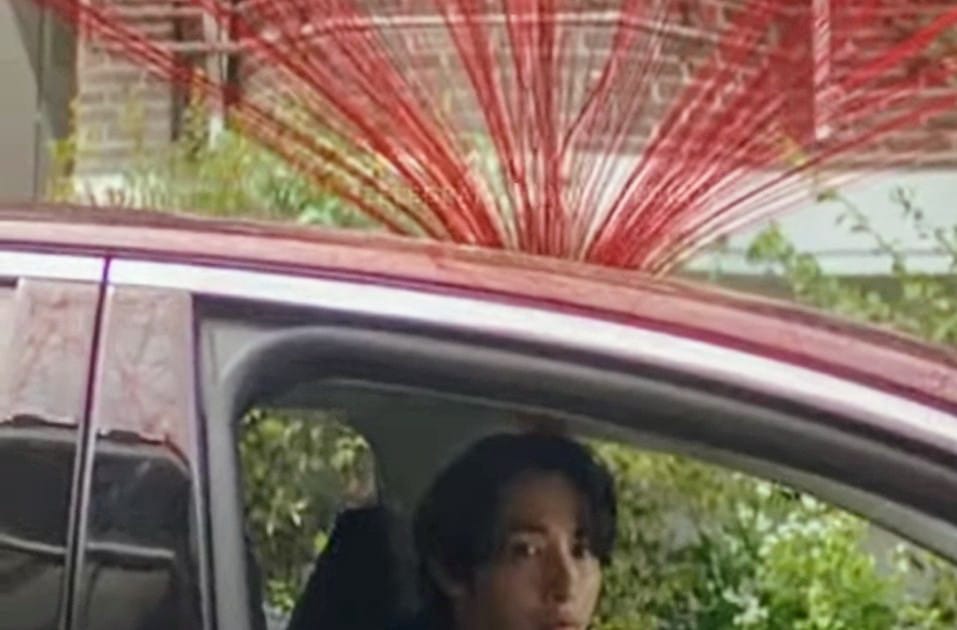 Tangkapan layar cuplikan film drama korea S Line yang menampilkan garis merah di kepala, kini tren itu ramai diikuti netizen.