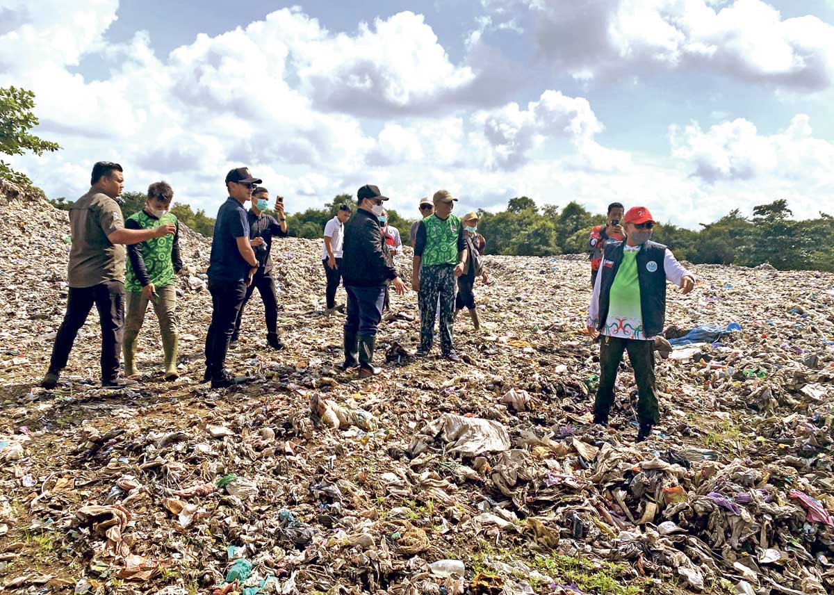 MENINJAU: Bupati Kotim Halikinnor saat meninjau progres penanganan sampah di TPA Jalan Jenderal Sudirman km 14 Sampit, Jumat (18/7).
