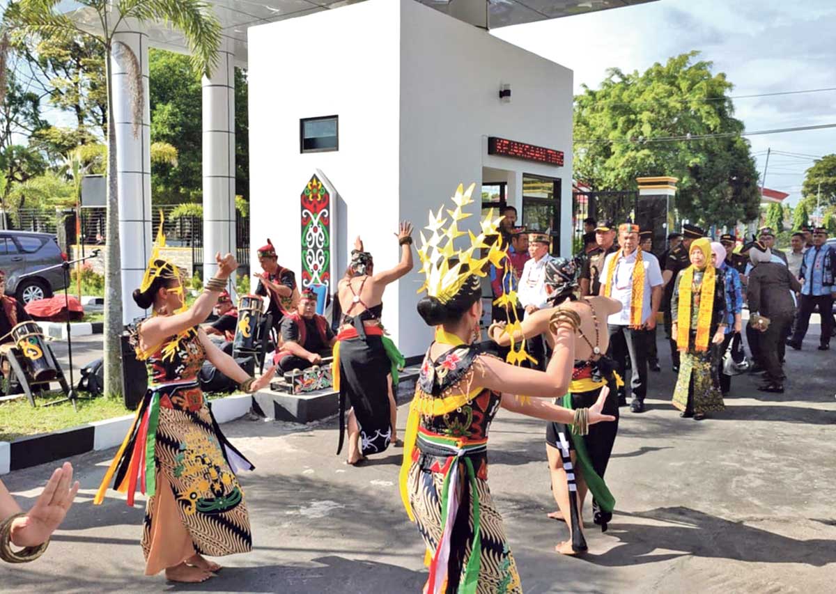 ACARA ADAT: Suasana penyambutan Kajati Kalteng Agus Sahat di Kantor Kejati Kalteng, Jumat (18/7/2025).