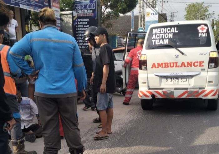 INSIDEN : Kecelakaan antara mobil dan sepeda motor terjadi di jalur putar arah, Jalan Paku Negara, Kelurahan Raja, Kecamatan Arsel, Kobar, Sabtu (19/7/2025). //FOTO: AGUS/RADAR SAMPIT