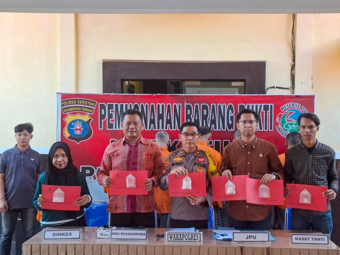 PEMUSNAHAN: Wakapolres Seruyan Kompol Hendry memimpin pemusnahan barang bukti sabu, Jumat (18/7/2025) sore. (POLRES SERUYAN/RADAR SAMPIT)