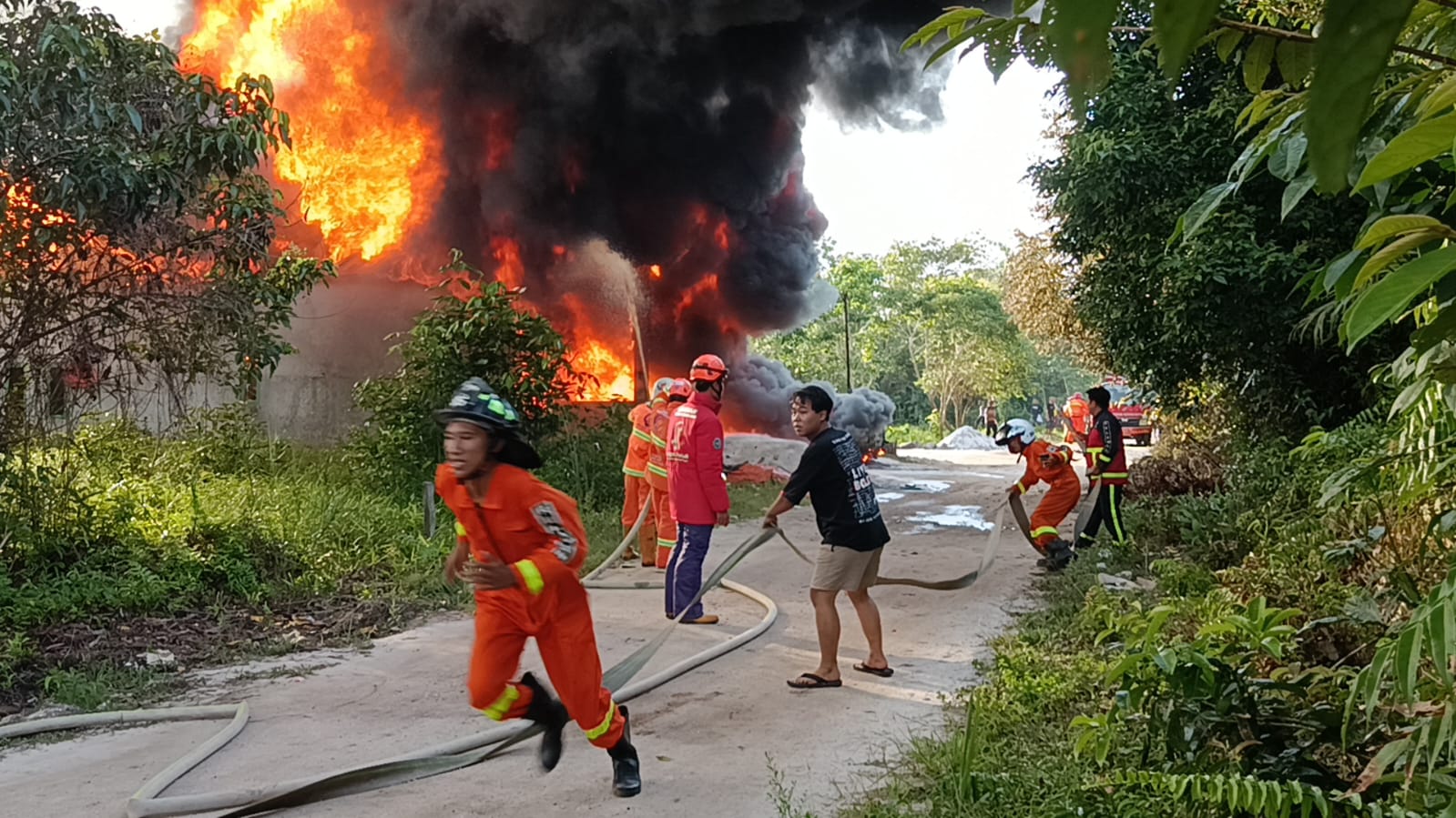 PEMADAMAN: Kebakaran rumah warga di Gang Budi Makmur, Baamang Hulu, Kecamatan Baamang, Kabupaten Kotawaringin Timur, Sabtu (19/7/2025). (Usay Nor Rahmad for Radar Sampit)