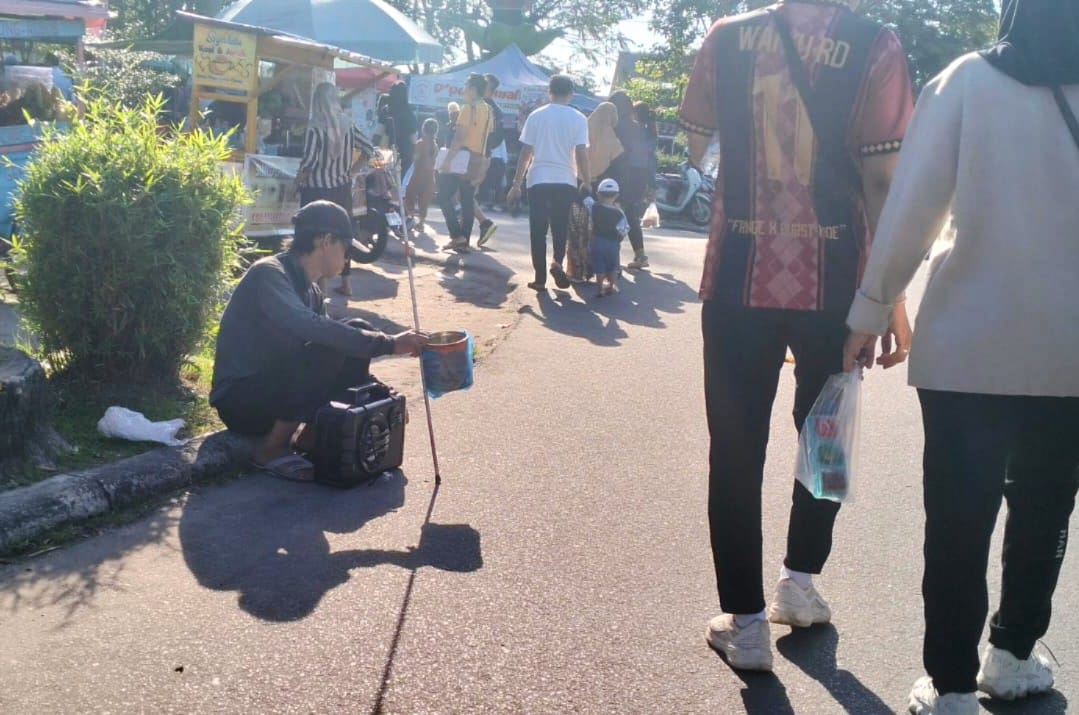 Salah seorang pengemis yang ada di sekitar Taman Kota Sampit arena car free day. (Usay Nor Rahmad untuk Radar Sampit)