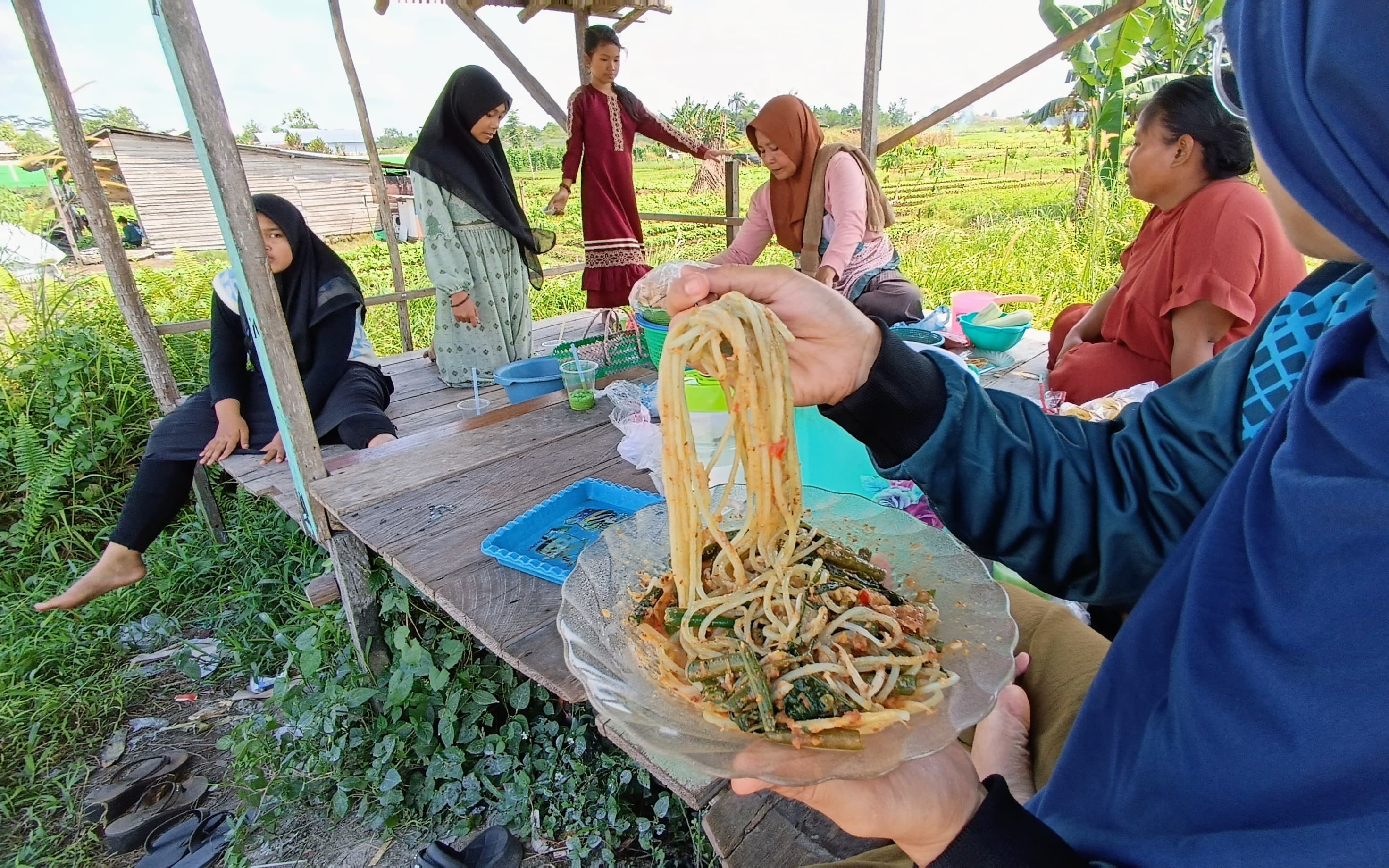Tempat berjualan rujak ketupat madura tepi sawah di Jalan Bumi Ayu Sampit. (Usay Nor Rahmad untuk Radar Sampit)
