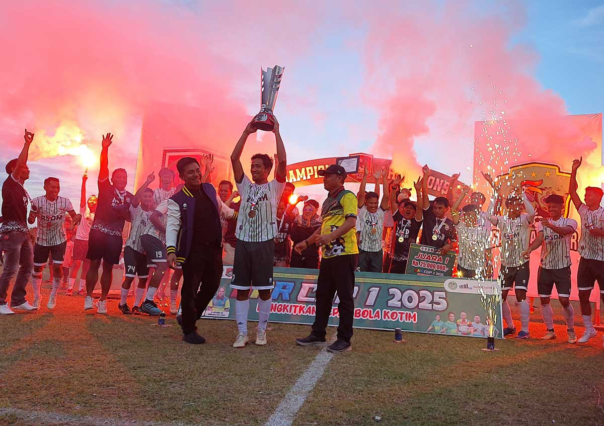 RAYAKAN KEMENANGAN: RSDM A menjuarai turnamen sepak bola HNR Cup 1 yang digelar di Stadion 29 November, Sabtu (19/7).