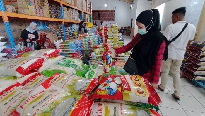 BELANJA: Harga beras premium maupun medium di Jawa Timur mengalami kenaikan. Ironisnya, kenaikan itu terjadi justru di saat produksi melimpah. (ANDY SATRIA)