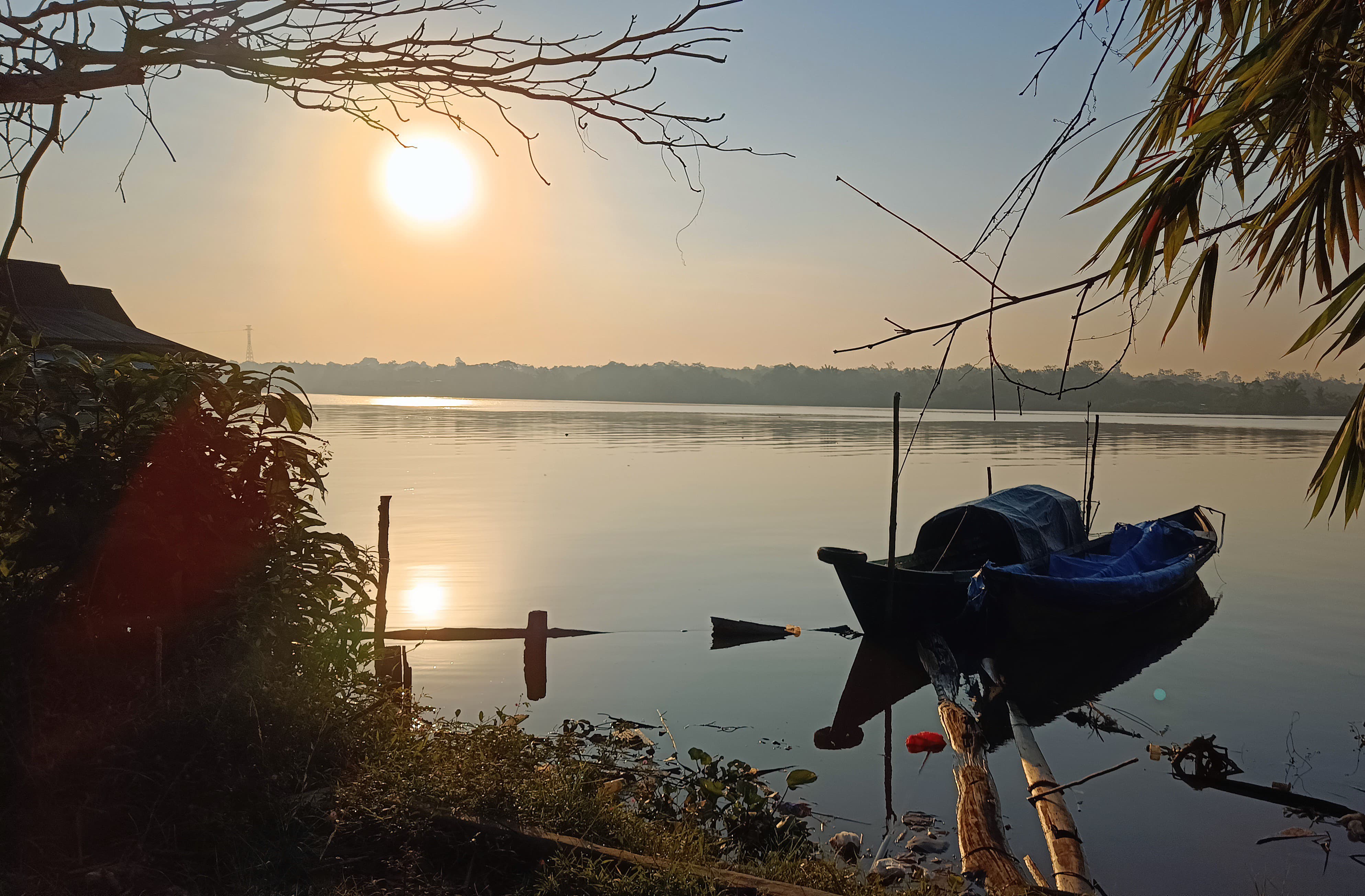 Sinar matahari pagi tampak dari tepi Sungai Mentaya, Senin (21/7/2025). (Usay Nor Rahmad untuk Radar Sampit)