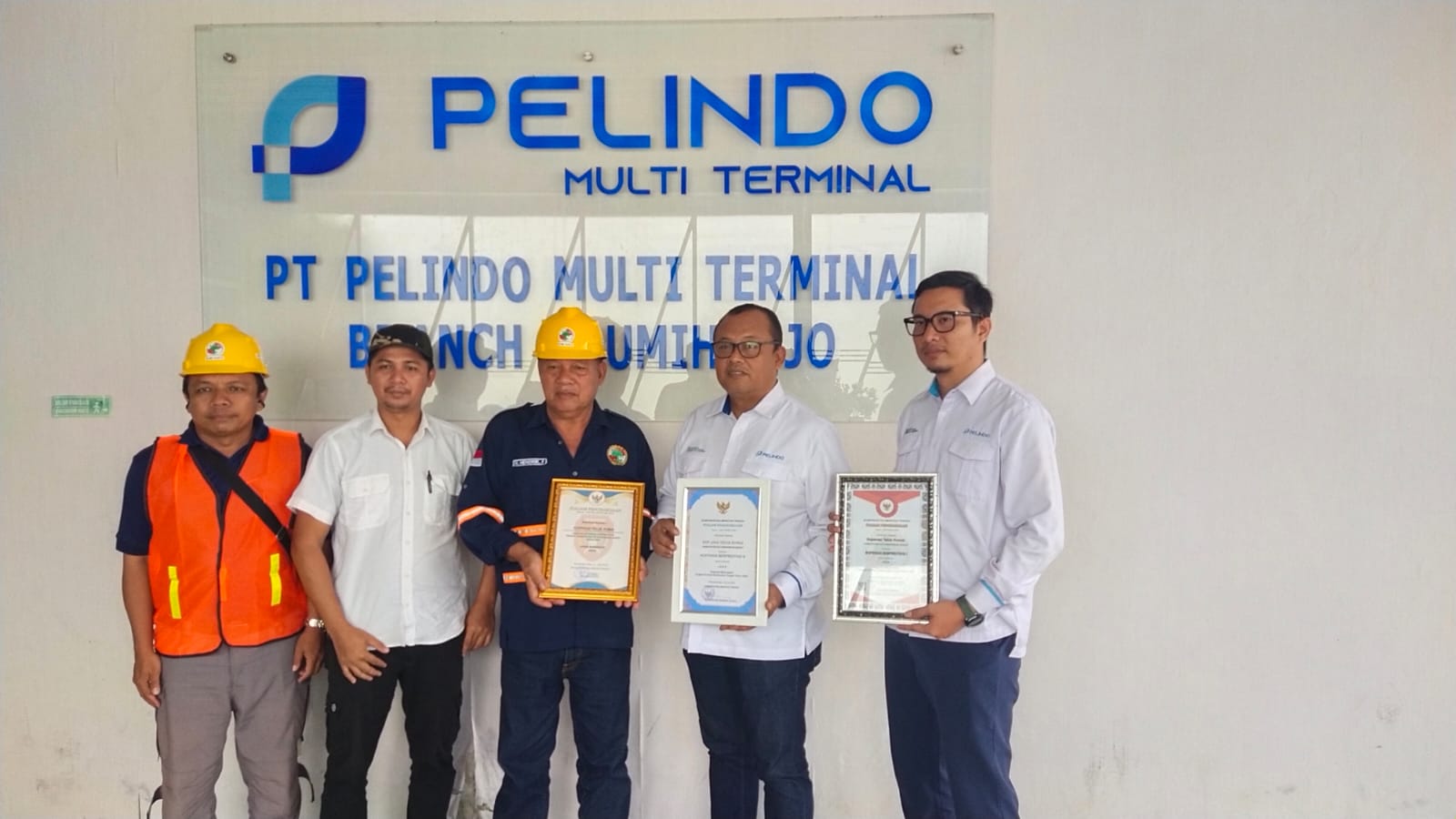 PENGHARGAAN: Ketua koperasi TKBM Teluk Kumai, bersama Branch Manager PT Pelindo Multi Terminal menunjukkan piagam penghargaan yang di raih Koperasi Teluk Kumai