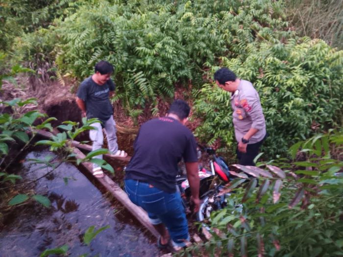 TEMUAN : Petugas Polresta Palangka Raya mengevakuasi sepeda motor tak bertuan yang ditemukan warga Jalan G. Obos VII, Kelurahan Menteng, Minggu (20/7/2025). //FOTO: POLRESTA PALANGKA RAYA/RADAR SAMPIT