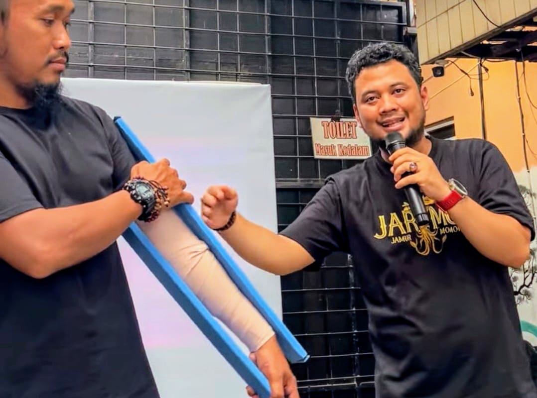Panji memperagkan langkah penyelamatan pertama bagi korban gigitan ular. (Usay Nor Rahmad untuk Radar Sampit)