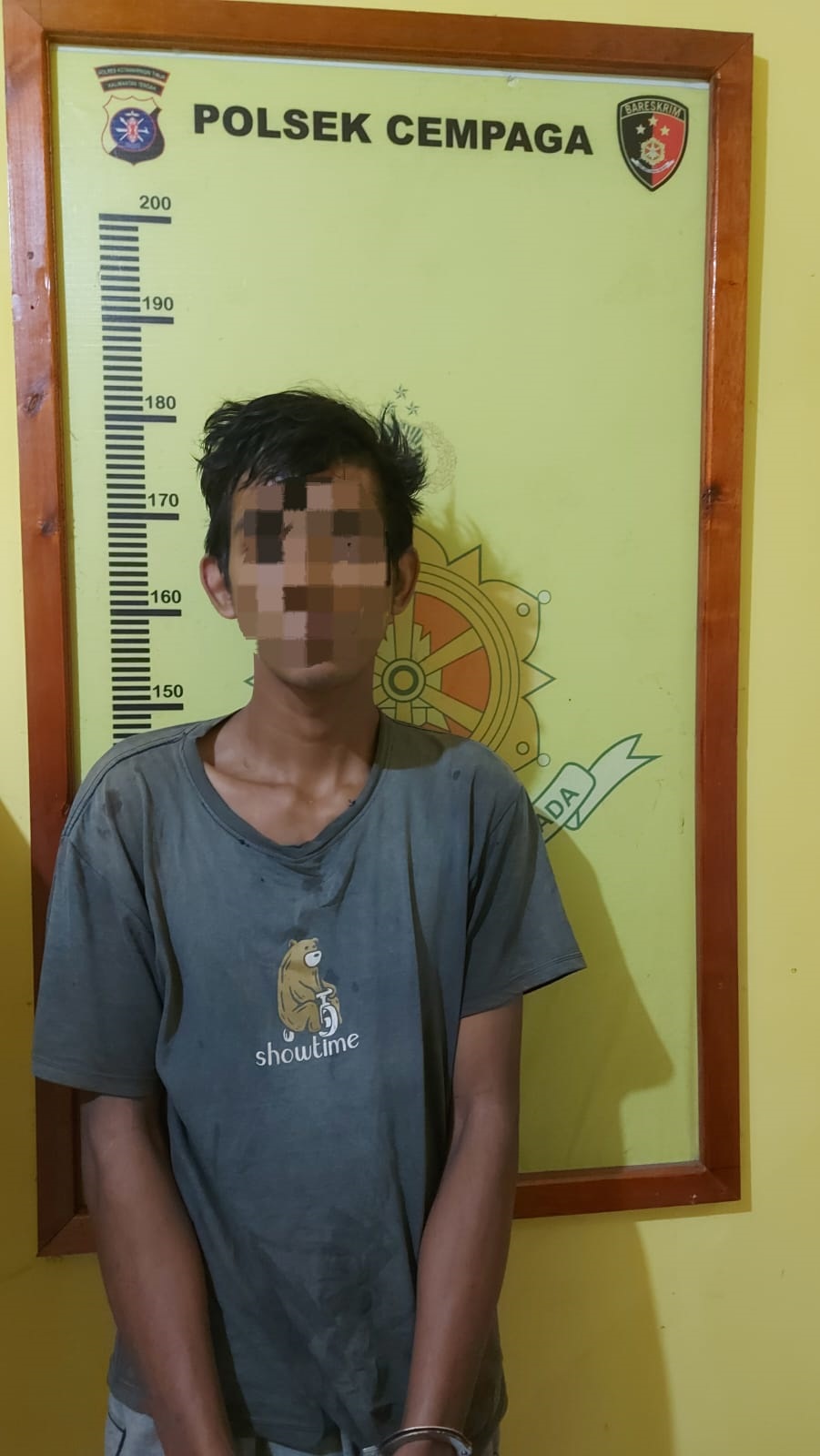 S, pemuda 18 tahun ini saat menjalani pemeriksaan di kantor polisi karena mencuri