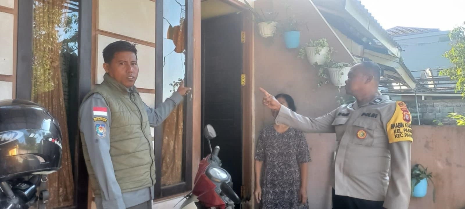 PELEMPARAN : Bhabinkamtibmas Kelurahan Panarung, Aiptu Edi P mendatangi rumah yang diteror oleh orang tak dikenal (OTK). //FOTO: DODI/RADAR SAMPIT