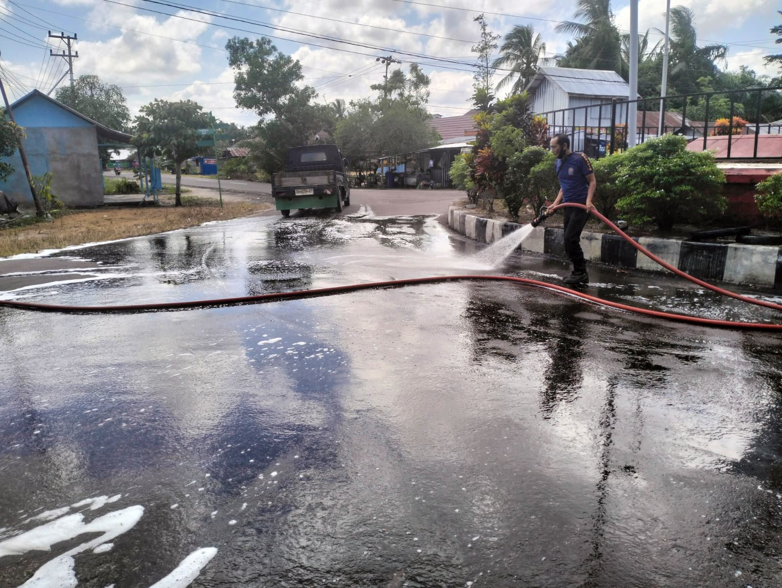Petugas Damkar Seruyan saat membersihkan tumpahan solar di Jalan Pematang Kambat, Senin (21/7).