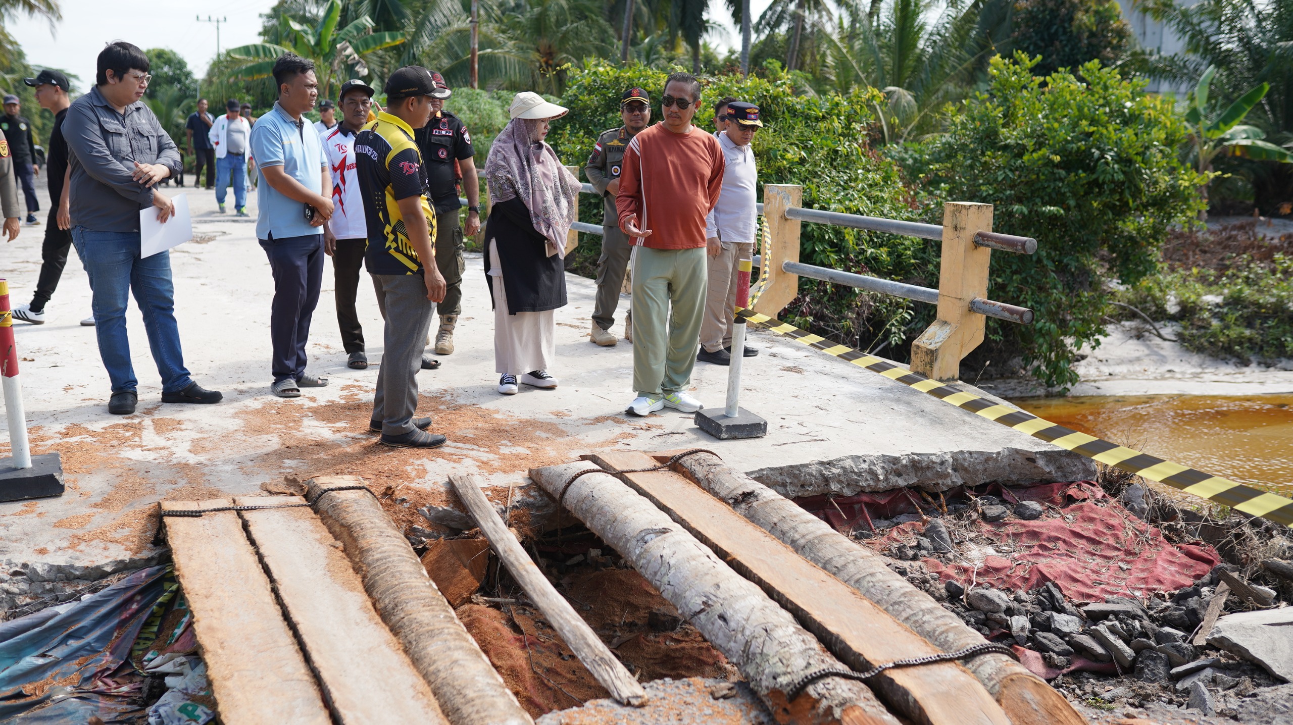 Bupati Sukamara Masduki bersama dinas terkait meninjau jalan yang rusak akibat banjir beberapa waktu lalu.
