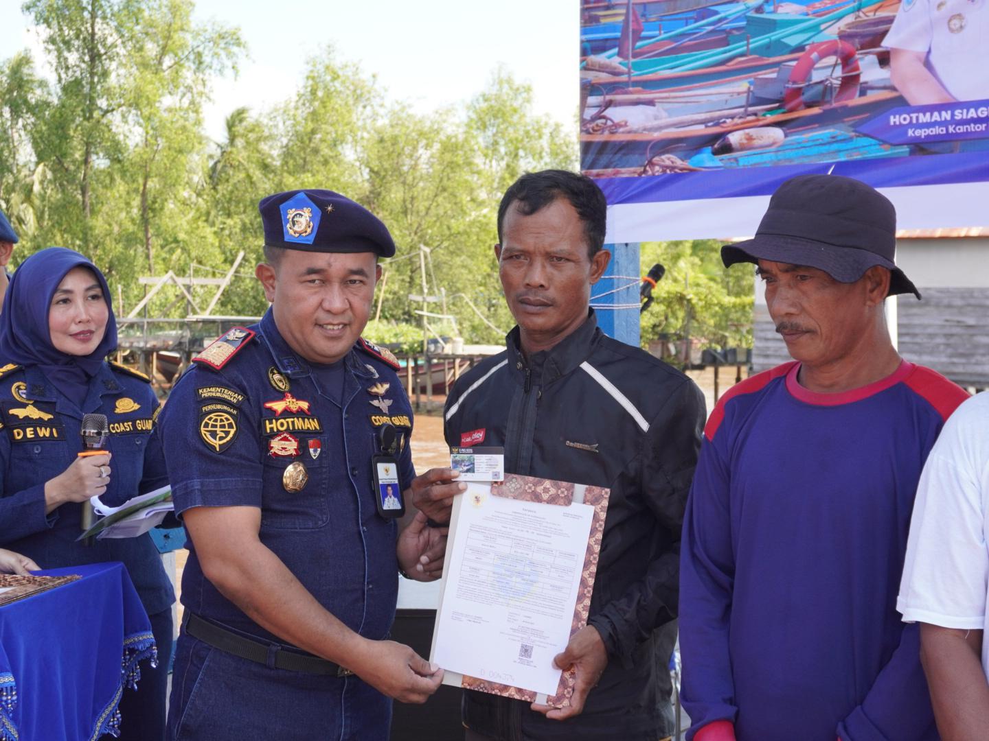 Acara penyerahan dokumen E-Pas Kecil  kepada para nelayan  di Dermaga Tempat Pelelangan Ikan (TPI) Sei Ijum Raya, Desa Sei Ijum, Kecamatan Mentaya Hilir Selatan, Senin (21/7).