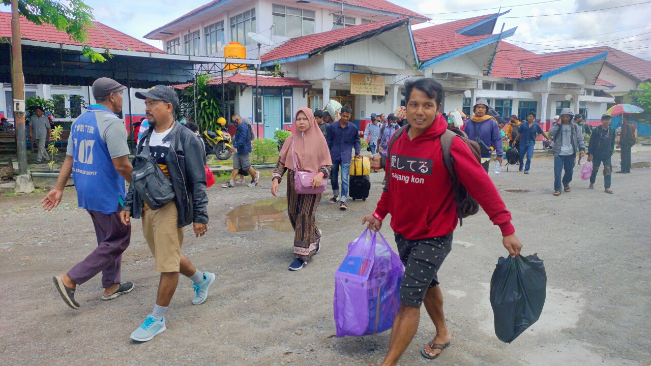 Para penumpang saat akan menaiki kapal yang sandar di Pelabuhan Sampit.