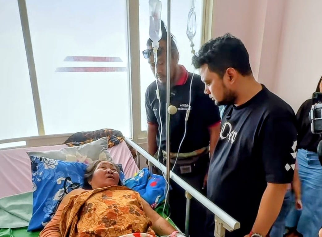 Panji mendengarkan cerita Nursehan, korban serangan buaya. Saat ini nenek dari Desa Bagendang Permai itu, masih terbaring di RSUD dr Murjani Sampit akibat serangan buaya tersebut. (BKSDA/Radar Sampit)
