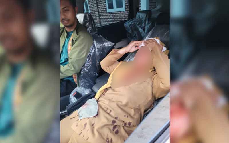 Korban menderita luka di dahi akibat terkena senar tajam laying-layang di Jalan Jeruk I Sampit, saat dievakuasi ke rumah sakit, Selasa (22/7/2025).
