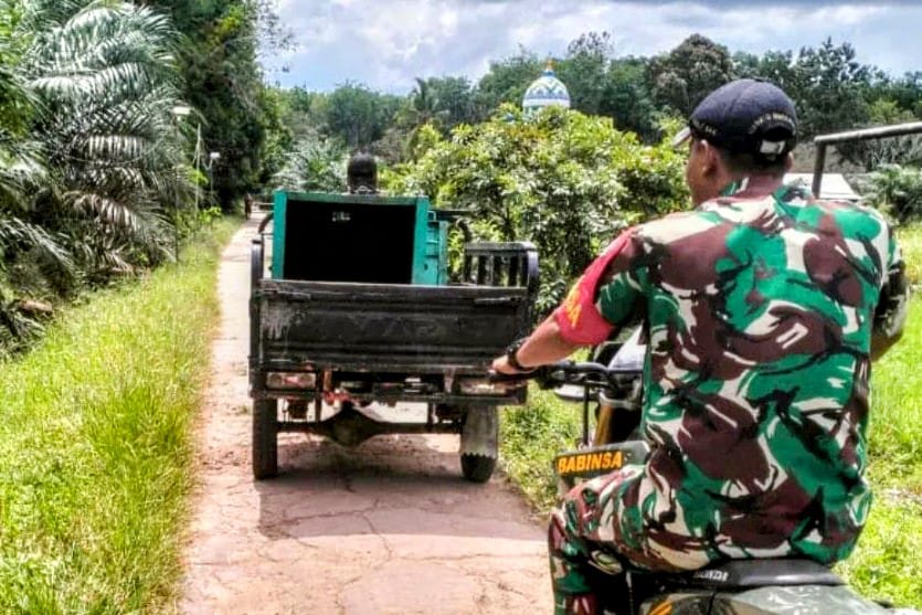 Petugas mengambil perangkap beruang yang sebelumnya dipasang di Desa Mekarti Jaya, Pulau Hanaut, dan rencananya akan digunakan di Mentaya Hulu. (BKSDA untuk Radar Sampit)
