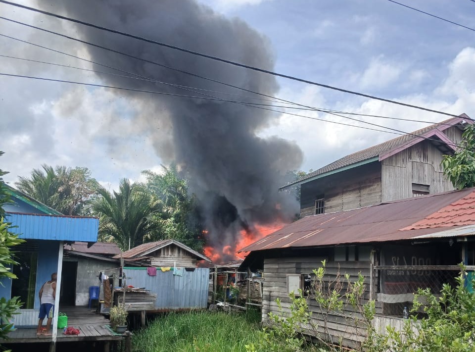 TERBAKAR: Kebakaran di Desa Ramban, Kecamatan Mentaya Hilir Utara, Kabupaten Kotim, hangus terbakar, Selasa (22/7) siang.