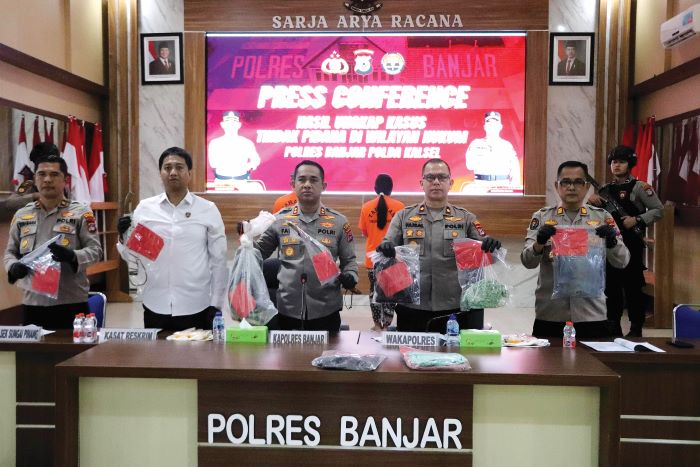 GELAR KASUS : Kapolres Banjar AKBP Fadli tunjukkan barbuk sejam yang digunakan kedua tersangka dalam konferensi pers kasus pembunuhan di Paramasan, Senin (21/7). (Fadlan Zakiri/Radar Banjarmasin