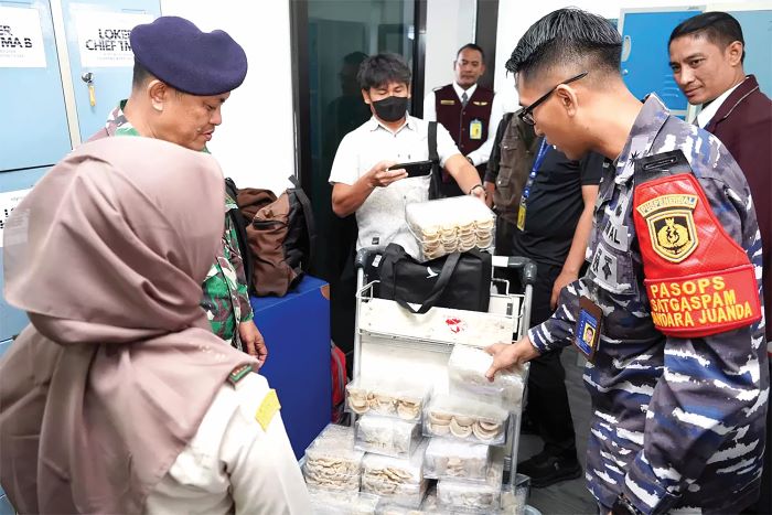 WALET : Petugas Bandara Juanda dan tim menggagalkan penyelundupan Sarang walet seberat 15,8 kilogram yang dikemas dalam 20 box ke Hongkong dari Bandara Juanda Surabaya, Jumat (18/7/2025). (Istimewa).