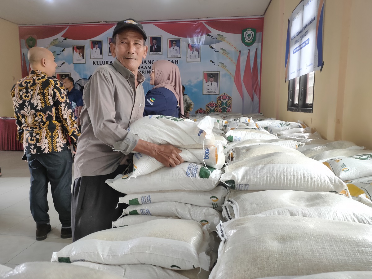 Penyaluran Bantuan pangan di Kelurahan Baamang Tengah, Kecamatan Baamang baru-baru tadi.