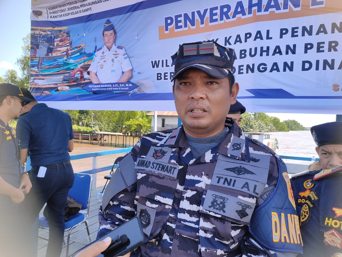 Komandan Pos TNI AL Samuda Letnan Dua Ahmad Stewart.