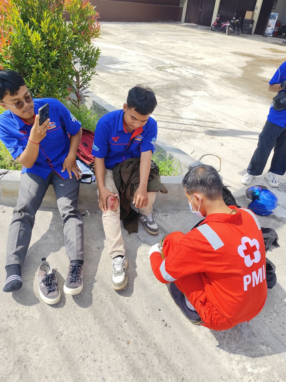 Petugas kesehatan dari Palang Merah Indonesia memberikan pertolongan kepada para korban tumpahan minyak solar di Jalan Ahmad Yani, Pangkalan Bun, Senin (21/7)