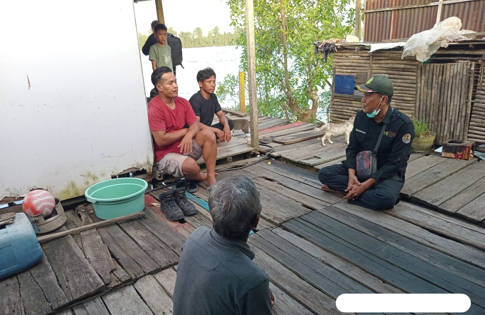 Kepala BKSDA Resort Sampit Muriansyah saat observasi ke lokasi serangan buaya di Desa Bagendang Permai, Kecamatan Mentaya Hilir Utara. (BKSDA/Radar Sampit)